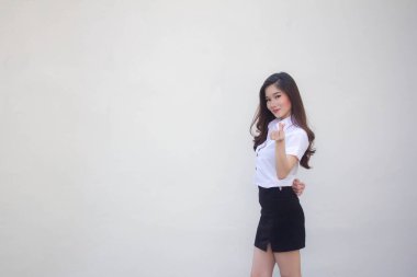 Taylandlı yetişkin üniversite üniforması güzel kız kalbini verir.