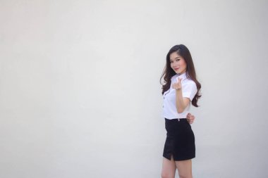 Taylandlı yetişkin üniversite üniforması güzel kız kalbini verir.