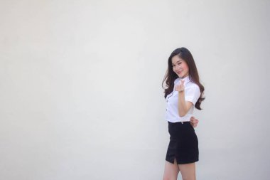 Taylandlı yetişkin üniversite üniforması güzel kız kalbini verir.