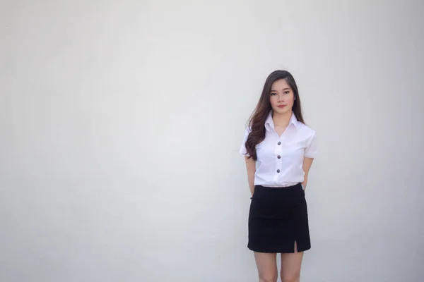 Thai Volwassen Student Universiteit Uniform Mooi Meisje Glimlach Ontspannen — Stockfoto