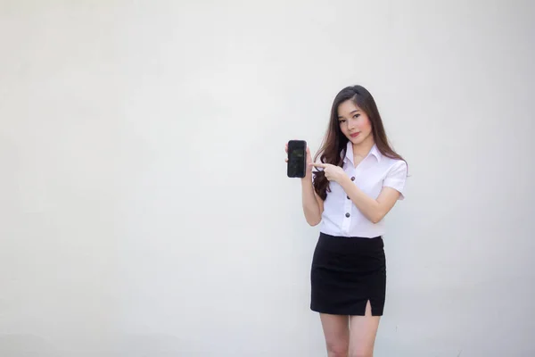 Tailandés Adulto Estudiante Universidad Uniforme Hermosa Chica Mostrar Teléfono Sonrisa —  Fotos de Stock