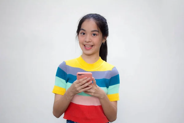 Asiático Tailandés Adolescente Color Camiseta Hermosa Chica Usando Teléfono Sonrisa —  Fotos de Stock