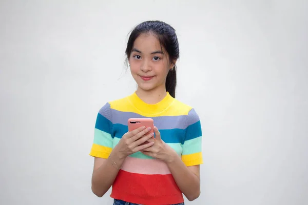 Asiático Tailandés Adolescente Color Camiseta Hermosa Chica Usando Teléfono Sonrisa —  Fotos de Stock