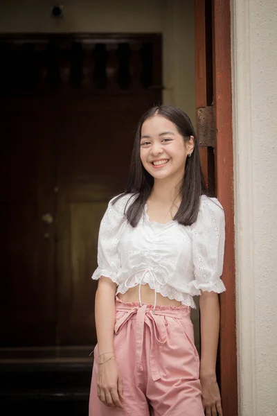 Asiático Tailandés Adolescente Color Camiseta Hermosa Chica Sonrisa Relajarse Estilo — Foto de Stock