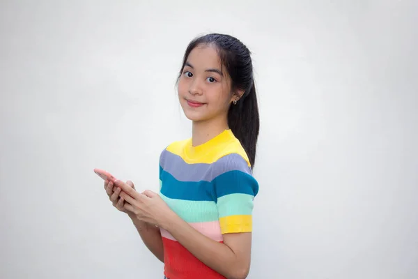 Asiático Tailandés Adolescente Color Camiseta Hermosa Chica Usando Teléfono Sonrisa — Foto de Stock