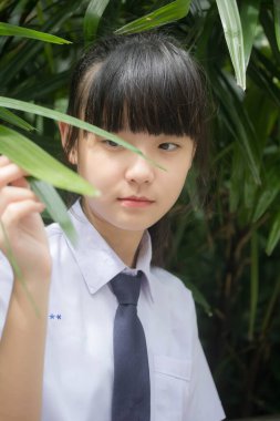 Thai ortaokulu öğrencisi üniforması genç güzel kız mutlu ve rahat.