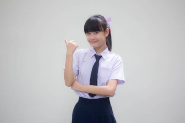 Tayland ortaokul üniformasının portresi. Güzel kız işaret ediyor.