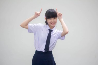 Tayland ortaokul üniformasının portresi. Güzel kız işaret ediyor.