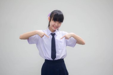 Tayland ortaokul üniformasının portresi. Güzel kız işaret ediyor.
