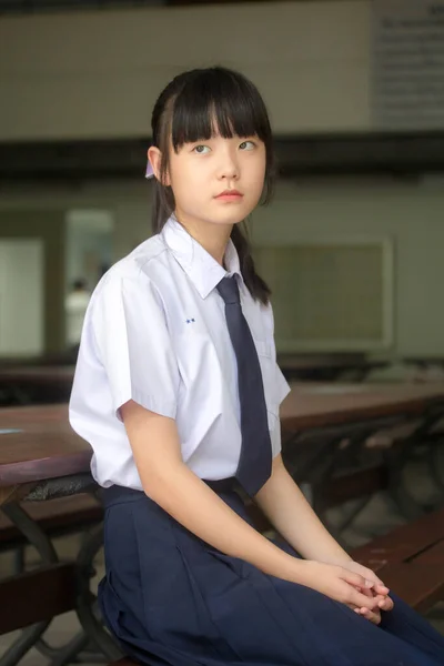 Retrato Tailandés Estudiante Secundaria Uniforme Adolescente Hermosa Chica Feliz Relajarse —  Fotos de Stock