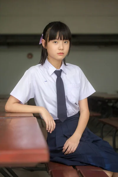 Portrait Thai Junior Lycéen Uniforme Adolescent Belle Fille Heureux Détendre — Photo