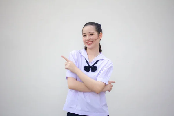 アジアタイ中学校生徒制服美少女ポインティング — ストック写真