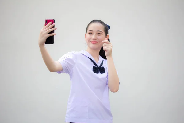 Thai Ortaokulu Öğrencisinin Portresi Güzel Kız Akıllı Telefonuyla Selfie Çekiyor — Stok fotoğraf