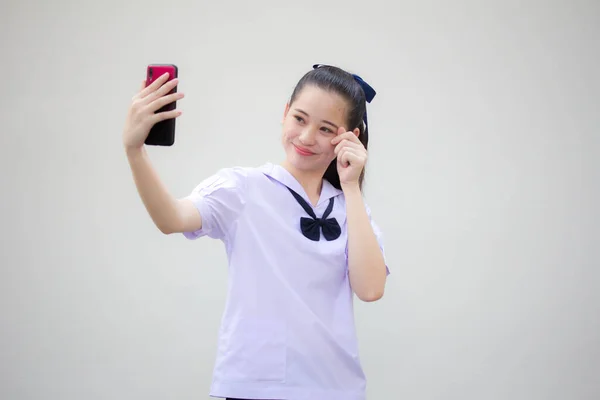 그녀의 스마트폰 셀피를 사용하여 아름다운 제복을 주니어 고등학생의 — 스톡 사진