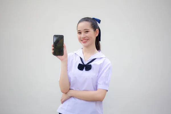 Asya Thai Ortaokul Üniforması Güzel Kız Telefonunu Göster Gülümse — Stok fotoğraf