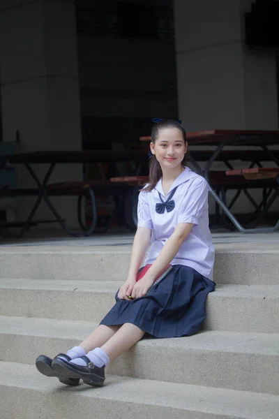 아시아 중학생 제복을 아름다운 소녀가 미소를 긴장을 — 스톡 사진