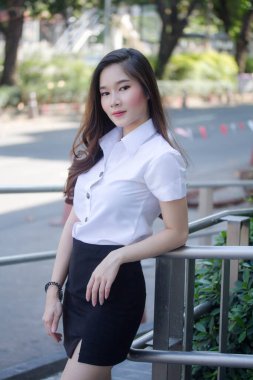 Yetişkin öğrenci üniforması güzel kız gülümse ve rahatla.