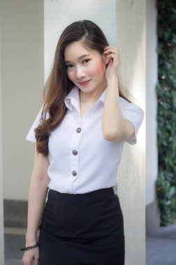 Yetişkin öğrenci üniforması güzel kız gülümse ve rahatla.