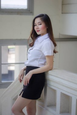 Yetişkin öğrenci üniforması güzel kız gülümse ve rahatla.