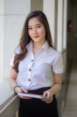 Yetişkin öğrenci üniforması güzel kız gülümse ve rahatla.