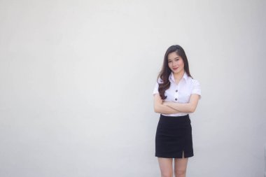 Yetişkin öğrenci üniforması güzel kız gülümse ve rahatla.