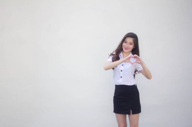 Taylandlı yetişkin üniversite üniforması güzel kız kalbini verir.