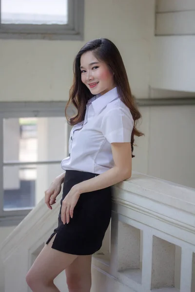 Tailandês Adulto Estudante Universidade Uniforme Bela Menina Sorriso Relaxar — Fotografia de Stock