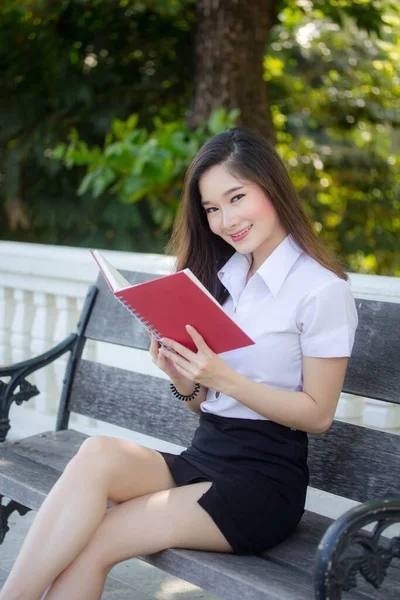 Thai Volwassen Student Universiteit Uniform Mooi Meisje Glimlach Ontspannen — Stockfoto