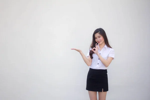 Tajski Dorosły Student Uniwersytet Mundur Piękny Dziewczyna Pokazać Ręka — Zdjęcie stockowe