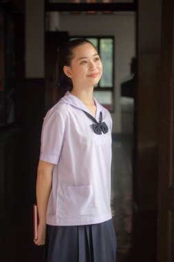 Asya Thai ortaokulu öğrencisi üniforması güzel kız gülümse ve rahatla