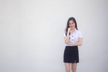 Yetişkin öğrenci üniforması güzel kız gülümse ve rahatla.