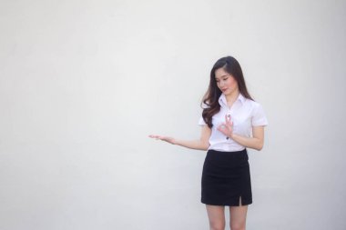 Taylandlı yetişkin üniversite üniforması güzel kız elini göster.