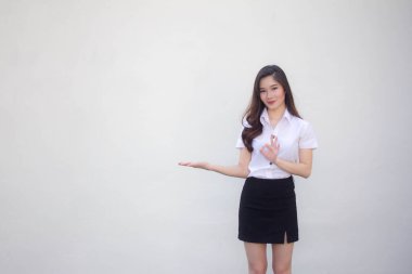 Taylandlı yetişkin üniversite üniforması güzel kız elini göster.