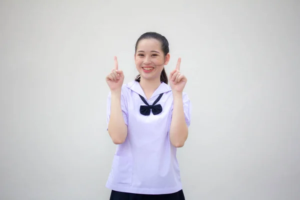 アジアタイ中学校生徒制服美少女ポインティング — ストック写真