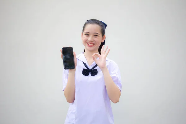 Asia Thai 중학교 유니폼아름다운 아이가 핸드폰을 미소짓습니다 — 스톡 사진