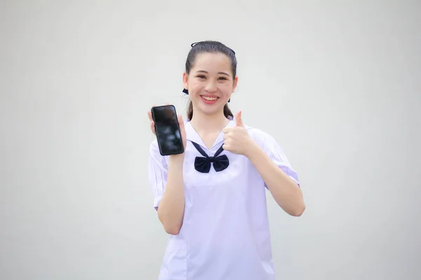 Asia Thai 중학교 유니폼아름다운 아이가 핸드폰을 미소짓습니다 — 스톡 사진