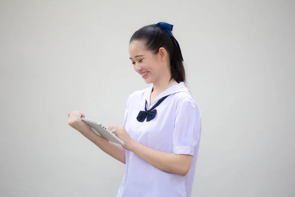 アジアタイ中学校生徒制服美しいです女の子使用彼女のタブレット — ストック写真