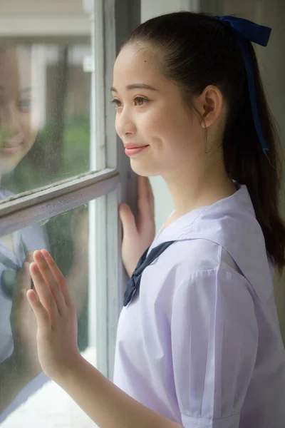 Asya Thai Ortaokulu Öğrencisi Üniforması Güzel Kız Gülümse Rahatla — Stok fotoğraf