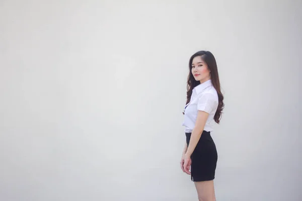 Thai Volwassen Student Universiteit Uniform Mooi Meisje Glimlach Ontspannen — Stockfoto