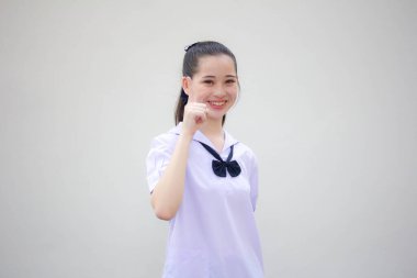 Asya Thai Ortaokulu öğrencisi üniforması Güzel kız işaret ediyor