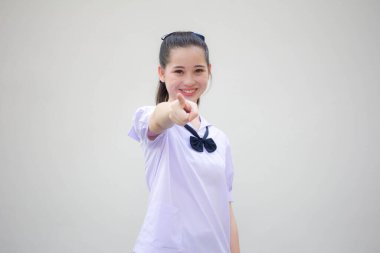 Asya Thai Ortaokulu öğrencisi üniforması Güzel kız işaret ediyor