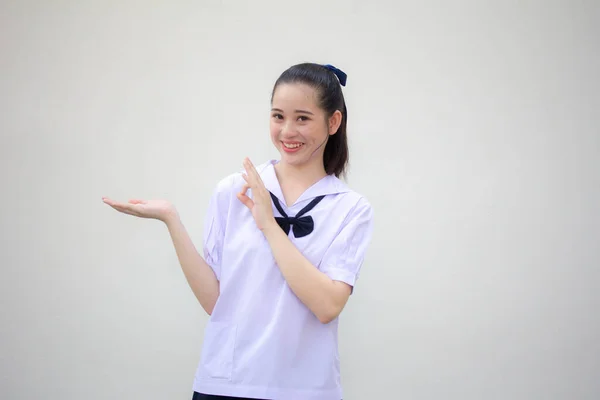 アジアタイ中学校生徒制服美少女ショー手 — ストック写真