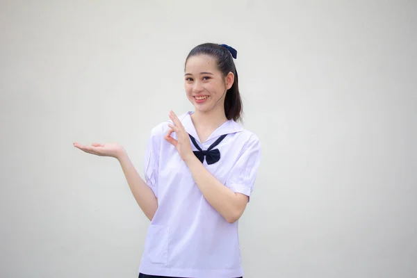 Asya Thai Ortaokulu Öğrencisi Üniforması Güzel Kız Elini Göster — Stok fotoğraf