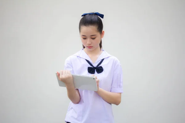 Azjatyckie Tajski Gimnazjum Student Mundurki Piękna Dziewczyna Pomocą Jej Tablet — Zdjęcie stockowe