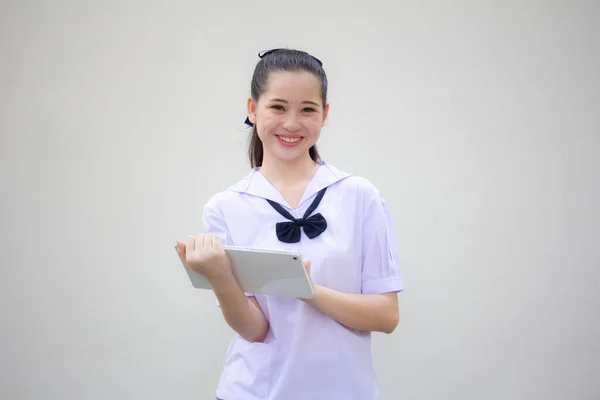 Asya Thai Ortaokulu Öğrencisi Üniforması Güzel Kız Tabletini Kullanıyor — Stok fotoğraf