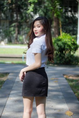 Yetişkin öğrenci üniforması güzel kız gülümse ve rahatla.