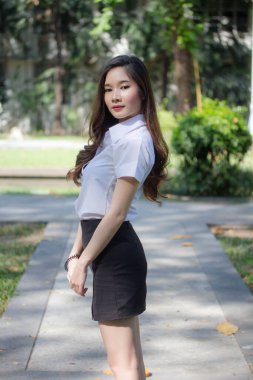 Yetişkin öğrenci üniforması güzel kız gülümse ve rahatla.