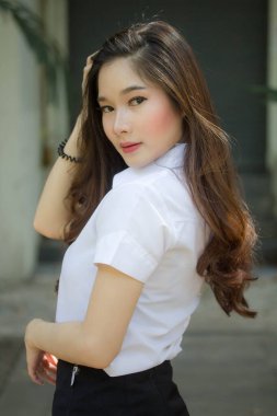 Yetişkin öğrenci üniforması güzel kız gülümse ve rahatla.