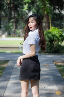 Yetişkin öğrenci üniforması güzel kız gülümse ve rahatla.