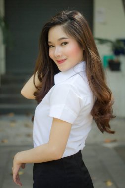 Yetişkin öğrenci üniforması güzel kız gülümse ve rahatla.